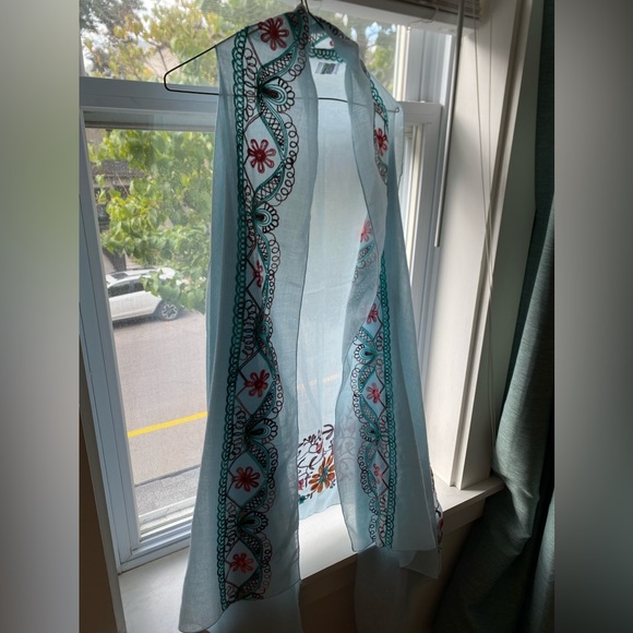 Handmade embroidered shawl - Picture 5 of 9